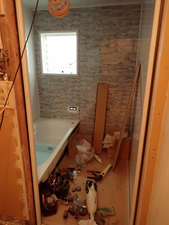 ユニットバス組み立て中 P9270001